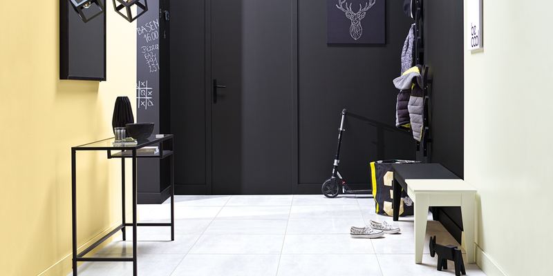 Передпокій із чорною фарбою для дошки Tikkurila Liitu
